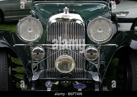 Lagonda Sport Oldtimer mit Abzeichen für Lagonda Sport Oldtimer-Club und Lagonda Club, genommen in Chatsworth Hse, Derbyshire Stockfoto