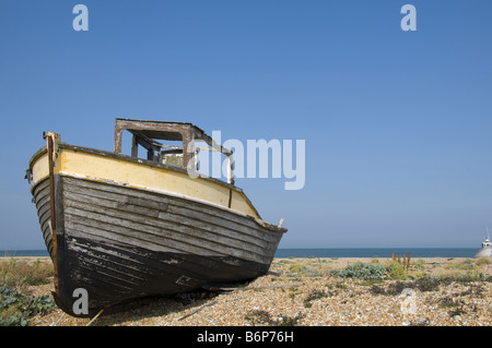 Ein altes Fischerboot am Strand von Dungeness Stockfoto