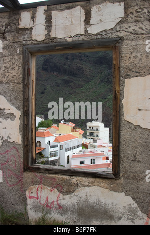 Blick durch ein Fenster ein verfallenes Haus auf Teile von La Calera auf der Insel La Gomera Stockfoto