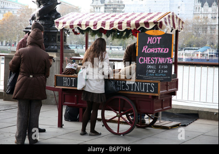 Gebratene Kastanien stall auf South Bank, London Stockfoto