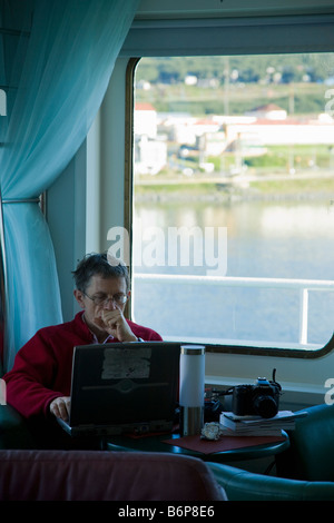 Simon Calder Schreiben von Notizen auf seinem Laptop Akademik Sergey Vavilov Ushuaia Hafen Hafen Tierra del Fuego Argentinien Süd A Stockfoto