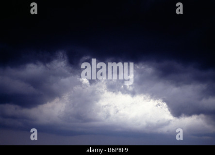 BEDROHLICH DUNKLE WOLKEN UND STURM HIMMEL ÜBER KENAS FARM, MONTGOMERY COUNTY, PENNSYLVANIA, USA Stockfoto