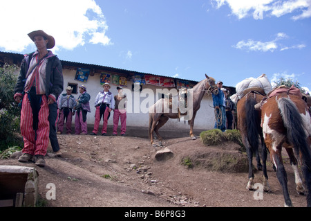 Guatemala. Reiter treffen in La Ventosa ihre Pferde nach Todos Santos Cuchumatan am 1. November an das Pferderennen zu fahren Stockfoto