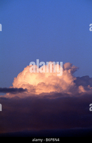 Luftaufnahme des dramatischen Gewitterwolken vor einem dunklen Himmel Stockfoto