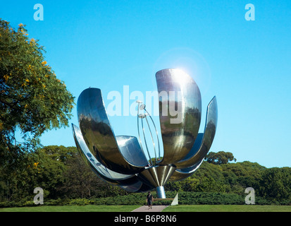 Floralis Generica Skulptur von Eduardo Catalano im Vereinten Nationen Park Buenos Aires Argentinien Südamerika Stockfoto