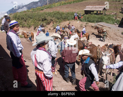 Guatemala. Reiter treffen in La Ventosa ihre Pferde nach Todos Santos Cuchumatan am 1. November an das Pferderennen zu fahren Stockfoto