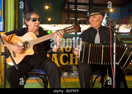 Musiker spielen Gitarre und Akkordeon im Straßencafé in La Boca Buenos Aires Argentinien Südamerika Stockfoto