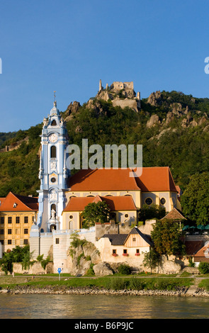 Dürnstein Dorf am Ufer der Donau mit Ruine oberhalb der Kuenringer Burg wo Richard Löwenherz einst als Gefangener gehalten Stockfoto