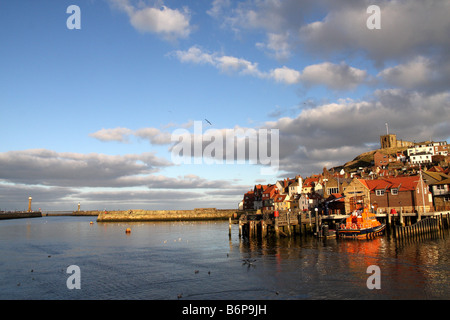 Eine Ansicht der Whitby Abbey und Altstadt und RNLI Lifeboat Station im Hafen von Whitby in North Yorkshire in England Stockfoto