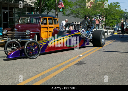 Parallel ein Top Fuel Dragster auf der Hauptstraße parken. Stockfoto