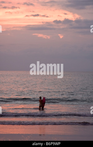 Surfer genießt farbenprächtigen Sonnenuntergang am Flamingo Beach in Costa Rica Stockfoto