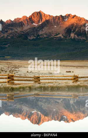 Sawtooth Mountains, in der Nähe von Stanley, Idaho, fallen, Spiegelung Teich, Zaun Stockfoto