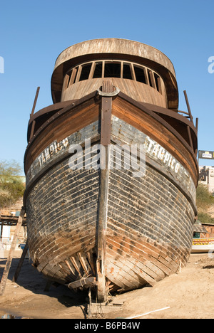 Eine abklingende Fischkutter auf einer Anhöhe in San Felipe, Baja California, Mexiko Stockfoto