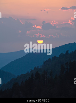 Die Sonne beleuchtet die Blue Ridge Mountains im Great Smoky Mountain National Park bei Sonnenuntergang an der Newfound Gap abziehen. Stockfoto