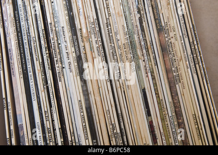 Ein Stapel von abgenutzten Vinyl-Schallplatten (LPs) von den Stacheln mit Titel und Künstler Namen betrachtet Stockfoto