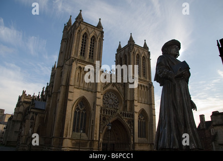 Die Statue von Raja Ram Mohan Roy (1722-1833) außerhalb Bristol Cathedral, UK Stockfoto