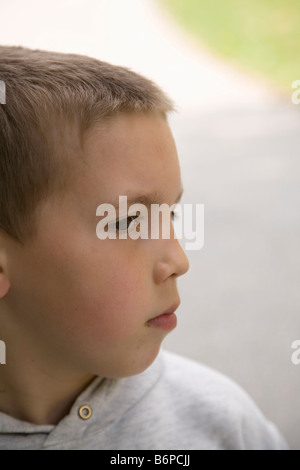 Unser Sohn Riccardo in eine ernste Stimmung; Er scheint tief in Gedanken versunken und wenn man etwas sehr ernst sein / Stockfoto