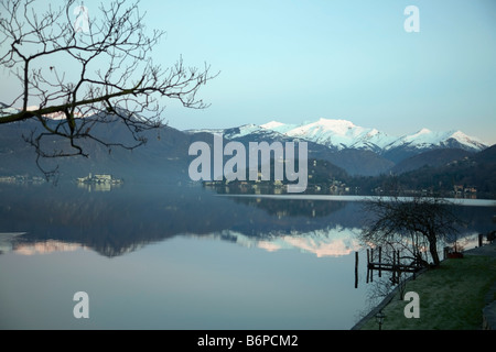 Ein Blick auf den Lago d ' Orta bei Tagesanbruch im winter Stockfoto