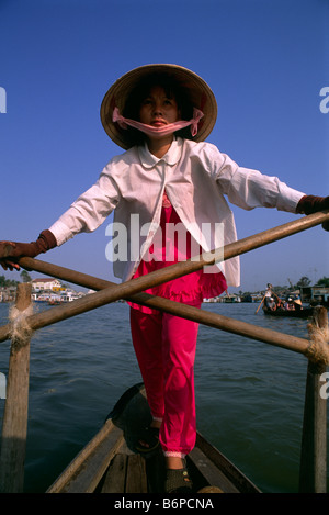 Vietnam, Mekong Delta, Chau Doc, Flussboot, vietnamesische Frau rudert Stockfoto