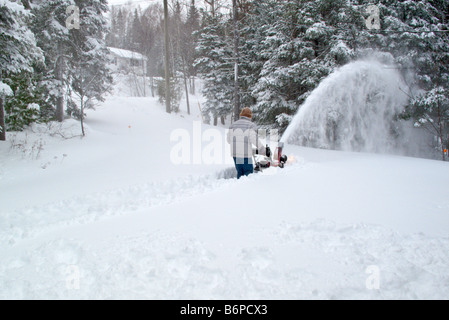 Schnee weht ein Hof oder Einfahrt, während des großen Sturms Dezember in New Brunswick, Kanada Stockfoto