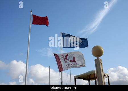 Flaggen in einem Strand in Altea, Alicante, zeigen, dass der Strand sicher ist, wie durch die blaue Fahne zertifiziert Stockfoto