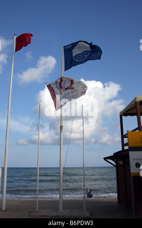 Flaggen in einem Strand in Altea, Alicante, zeigen, dass der Strand sicher ist, wie durch die blaue Fahne zertifiziert Stockfoto