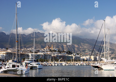 Tagsüber Blick auf den Hafen und die Stadt von Altea, Spanien Stockfoto