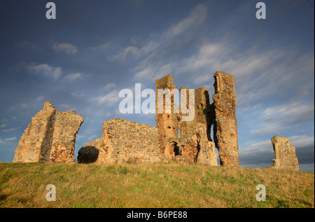 Die Ruinen der alten Kirche Bawsey gegen einen schönen Himmel. Stockfoto