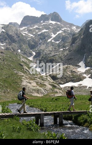 Wanderer, die über eine Brücke im oberen Val Gordolosaque, Nationalpark Mercantour, Alpes Maritimes Frankreich Stockfoto