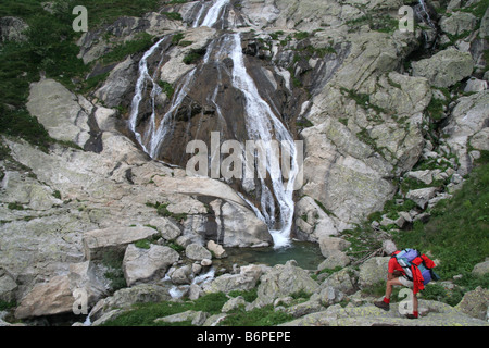 Walker und Wasserfall in den Alpes Maritimes Frankreich Stockfoto