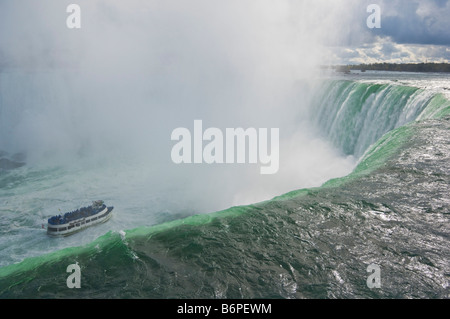 Mädchen der Nebel Tour Ausflug Boot unter dem Wasserfall Horseshoe Falls, Niagara Falls Ontario Canada Stockfoto