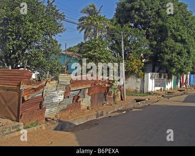 Seitenstraßen von Bakau in Gambia Westafrika. Stockfoto