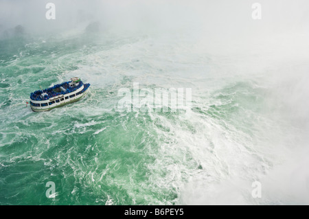 Mädchen der Nebel Tour Ausflug Boot unter dem Wasserfall Horseshoe Falls, Niagara Falls Ontario Canada Stockfoto