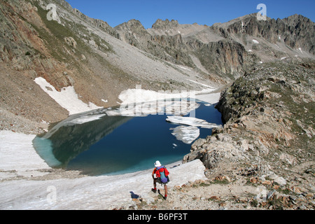 Walker und Lago Fremamorta in den maritimen Alpen, Italien Stockfoto