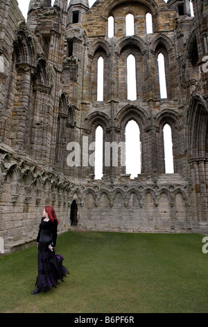 Whitby Goten Festival. Ein Goth, pausieren in den Ruinen der alten Abtei. Goten aus ganz Europa versammeln sich für die Goten festival Stockfoto