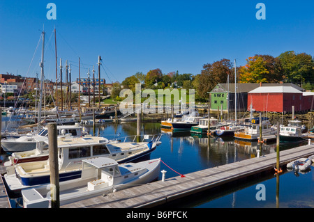 Yachten ankern im Hafen Hafen von Camden Maine USA Vereinigte Staaten von Amerika Stockfoto