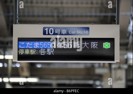 Eine elektronische Unterschrift für die Shinkansen-Hochgeschwindigkeitszug auf der Plattform am Bahnhof von Tokio Stockfoto