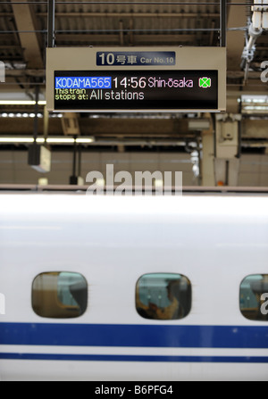 Eine elektronische Unterschrift für die Shinkansen-Hochgeschwindigkeitszug auf der Plattform am Bahnhof Tokyo in englischer Schrift Stockfoto