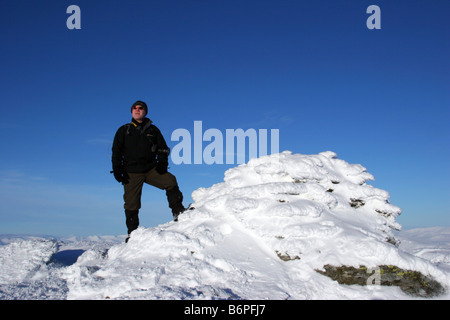 Hillwalker stehen auf dem Gipfel Cairn auf Beinn Dorain Stockfoto