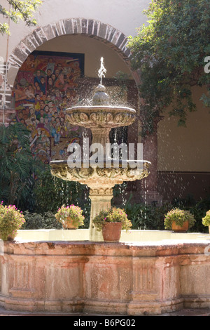 Ein Brunnen im Innenhof des Instituto Allende in San Miguel de Allende, Mexiko. Stockfoto