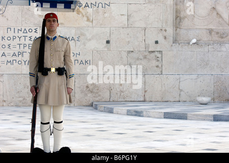 Einen einzigen griechischen Evzone, Soldaten der Präsidentengarde, mit den Worten des Perikles hinter ihm. Stockfoto