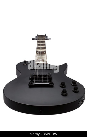 Niedrigen Winkel Studioaufnahme eine matt schwarze e-Gitarre in der Les Paul Form isoliert auf weißem Hintergrund Stockfoto