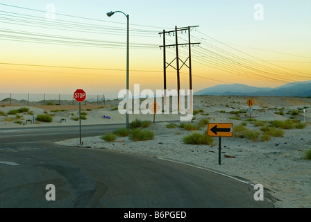 Wüste Straßen in der Abenddämmerung in der Nähe von Palm Springs, Kalifornien, USA. Stockfoto