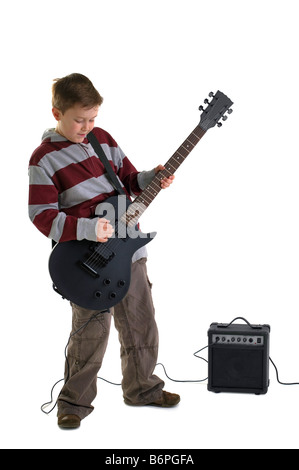 Ein Junge spielt eine matt schwarze E-Gitarre mit Verstärker auf weißem Hintergrund Stockfoto