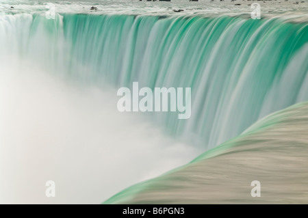 Verschwommen Zeitlupe Wasser fällt über die Spitze des Wasserfalls Horseshoe Falls in Niagara Falls Ontario Kanada Stockfoto