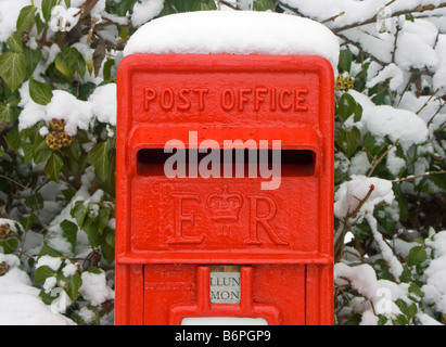 Verschneite Royal Mail Briefkasten in Landschaft, Wales, Großbritannien Stockfoto