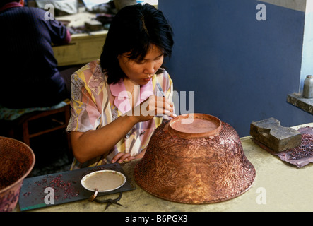 1, 1, chinesische Frau, Chinesisch, Frau, erwachsene Frau, Künstlerin, die cloisonne Topf, Peking, Peking, China, Asien Stockfoto