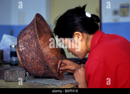 1, 1, chinesische Frau, Chinesisch, Frau, erwachsene Frau, Künstlerin, die cloisonne Topf, Peking, Peking, China, Asien Stockfoto