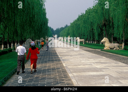 Die chinesischen Menschen, Mann und Frau, Touristen und steinernen Statuen entlang Geist an Ming Gräber in Changping Bezirk Gemeinde in Peking in China in Asien Stockfoto