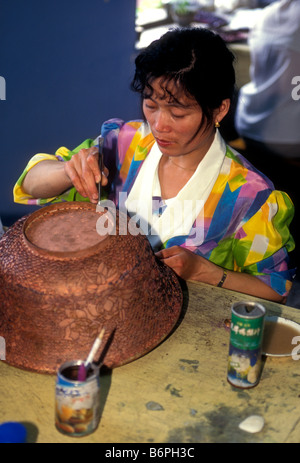 1, 1, chinesische Frau, Chinesisch, Frau, erwachsene Frau, Künstlerin, die cloisonne Topf, Peking, Peking, China, Asien Stockfoto